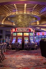Gameplay sportsbook dan slot di perangkat mobile dengan antarmuka kasino online poipet